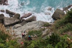 山海美景被游客嫌弃 台湾义工攀岩捡垃圾