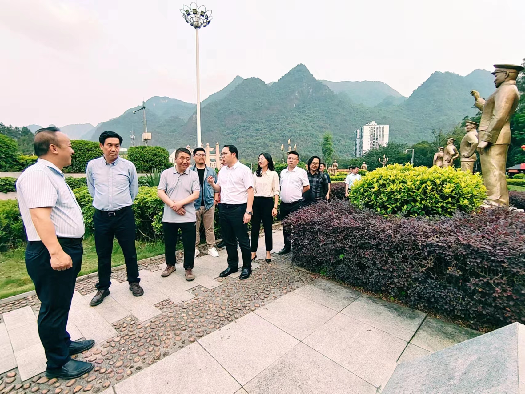 东兰人民政府与露营之家在红水河畔拔群干部学院举办签约仪式