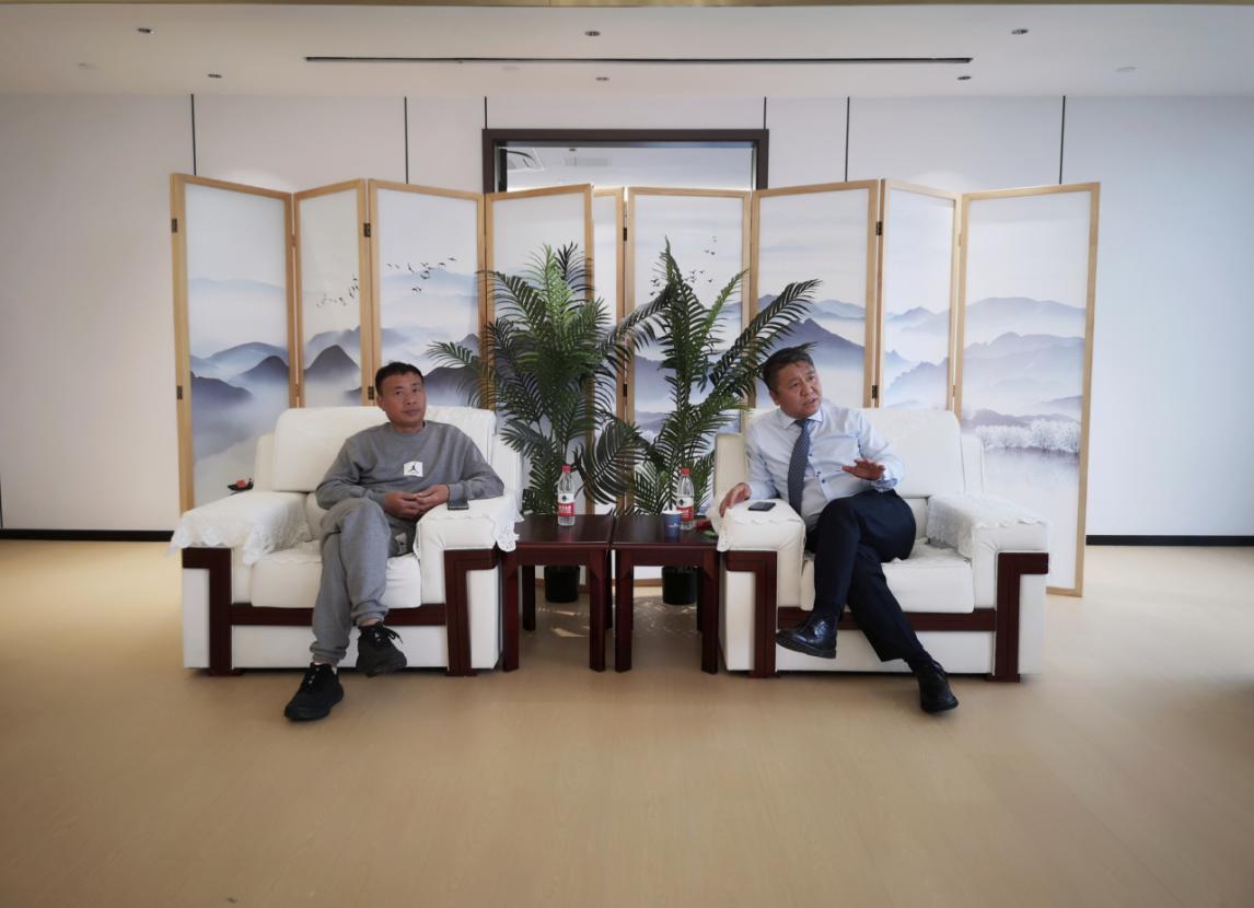云南省健身服务行业协会会长黄道章来访露营之家金华供应链贸易中心选品并探讨绥江县露营产业发展新机遇(图2) 云南省健身服务行业协会会长黄道章来访露营之家金华供应链贸易中心选品并探讨绥江县露营产业发展新机遇(图2)