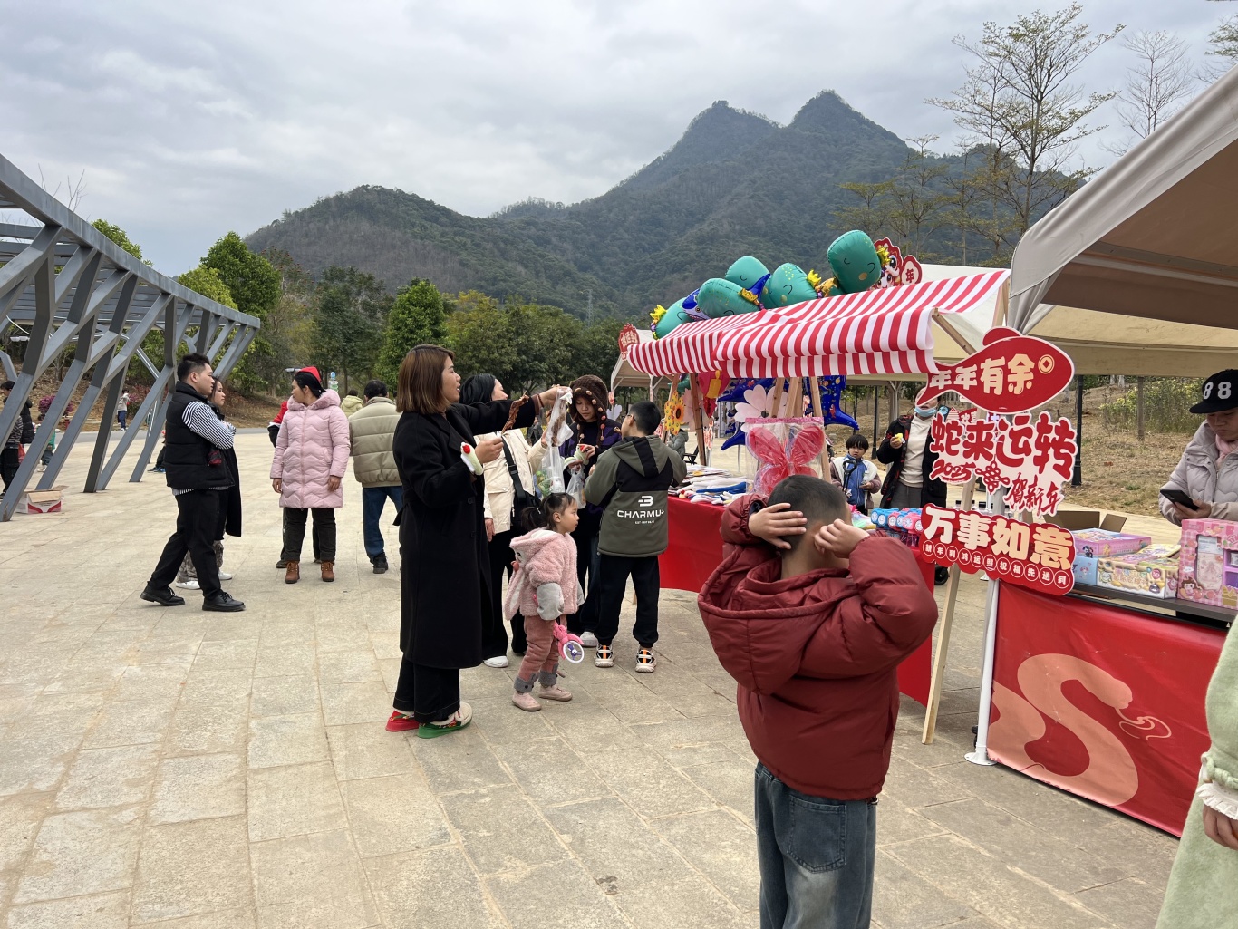 《东兰新春:民俗交织,坡豪湖露营地成欢乐新地标》(图3) 《东兰新春:民俗交织,坡豪湖露营地成欢乐新地标》(图3)