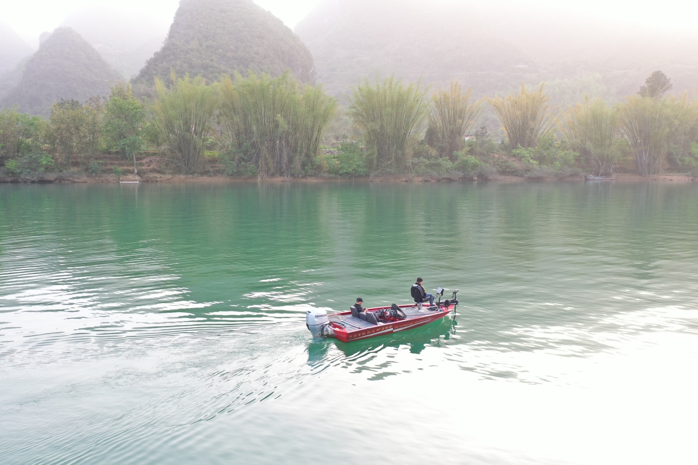 东兰坡豪湖露营地，专业路亚艇为户外休闲运动爱好者打造极致垂钓体验