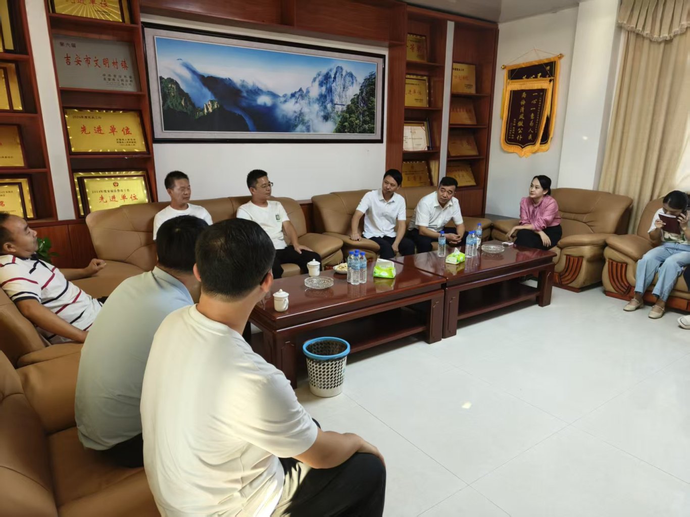 张明治、易明东、李平等率团队调研安福,浒坑镇或成下一个竖屏影视拍摄基地(图2) 张明治、易明东、李平等率团队调研安福,浒坑镇或成下一个竖屏影视拍摄基地(图2)