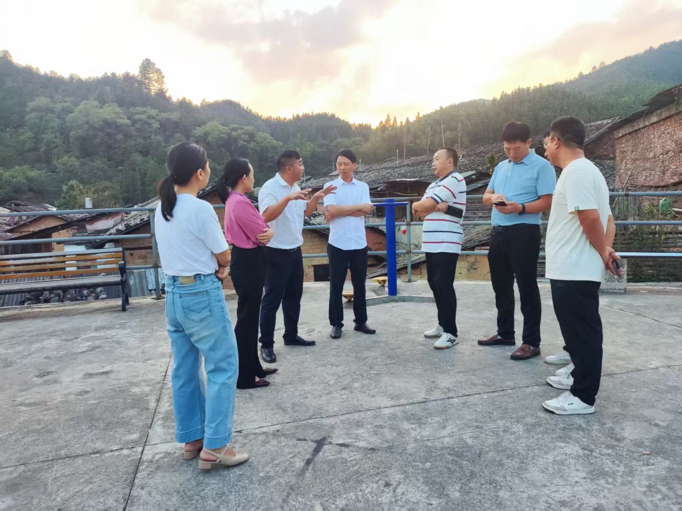 张明治、易明东、李平等率团队调研安福,浒坑镇或成下一个竖屏影视拍摄基地(图5) 张明治、易明东、李平等率团队调研安福,浒坑镇或成下一个竖屏影视拍摄基地(图5)