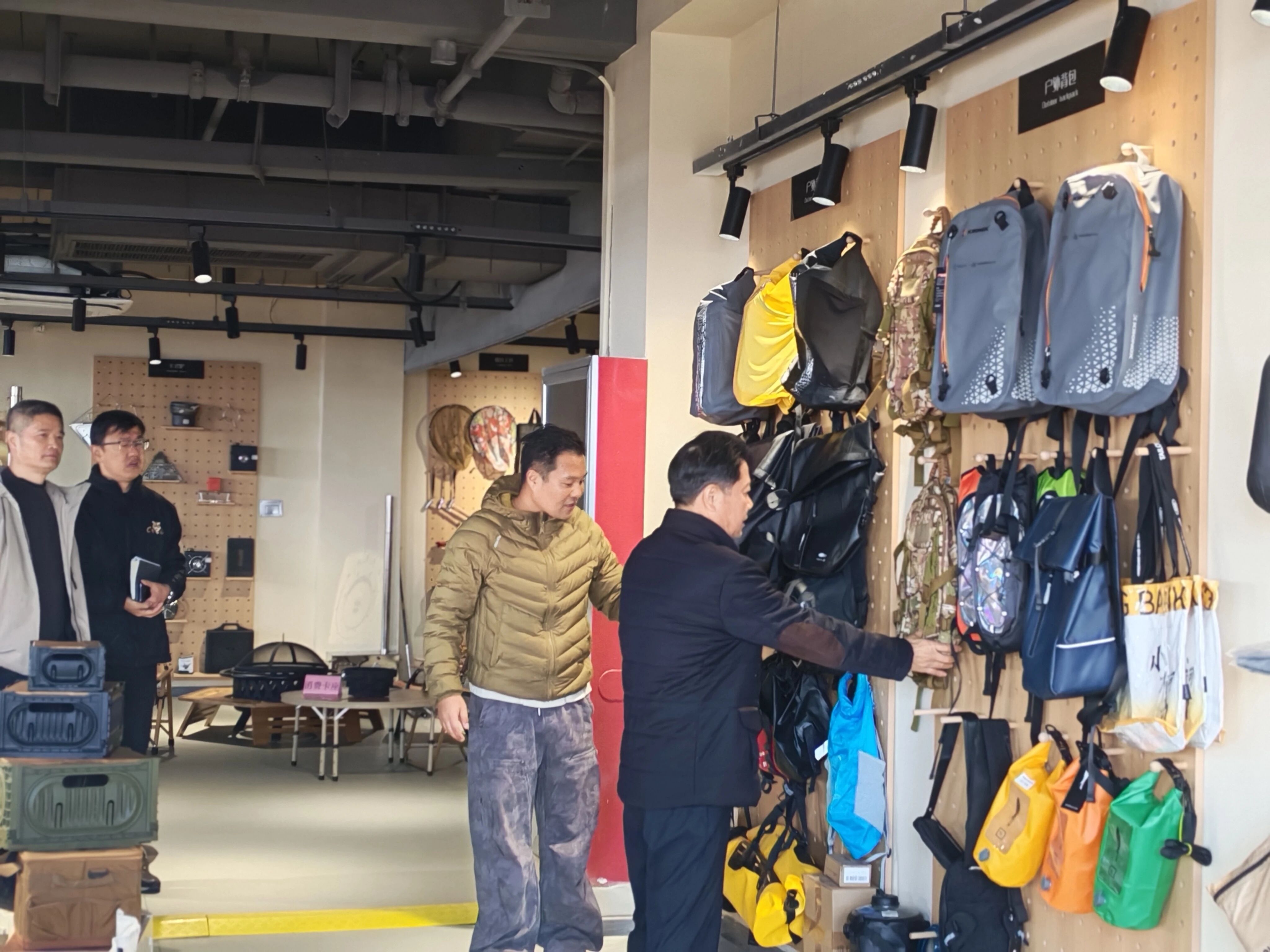 金华市政协副主席祝伦根一行莅临露营之家全球供应链贸易中心考察调研(图7) 7.jpg