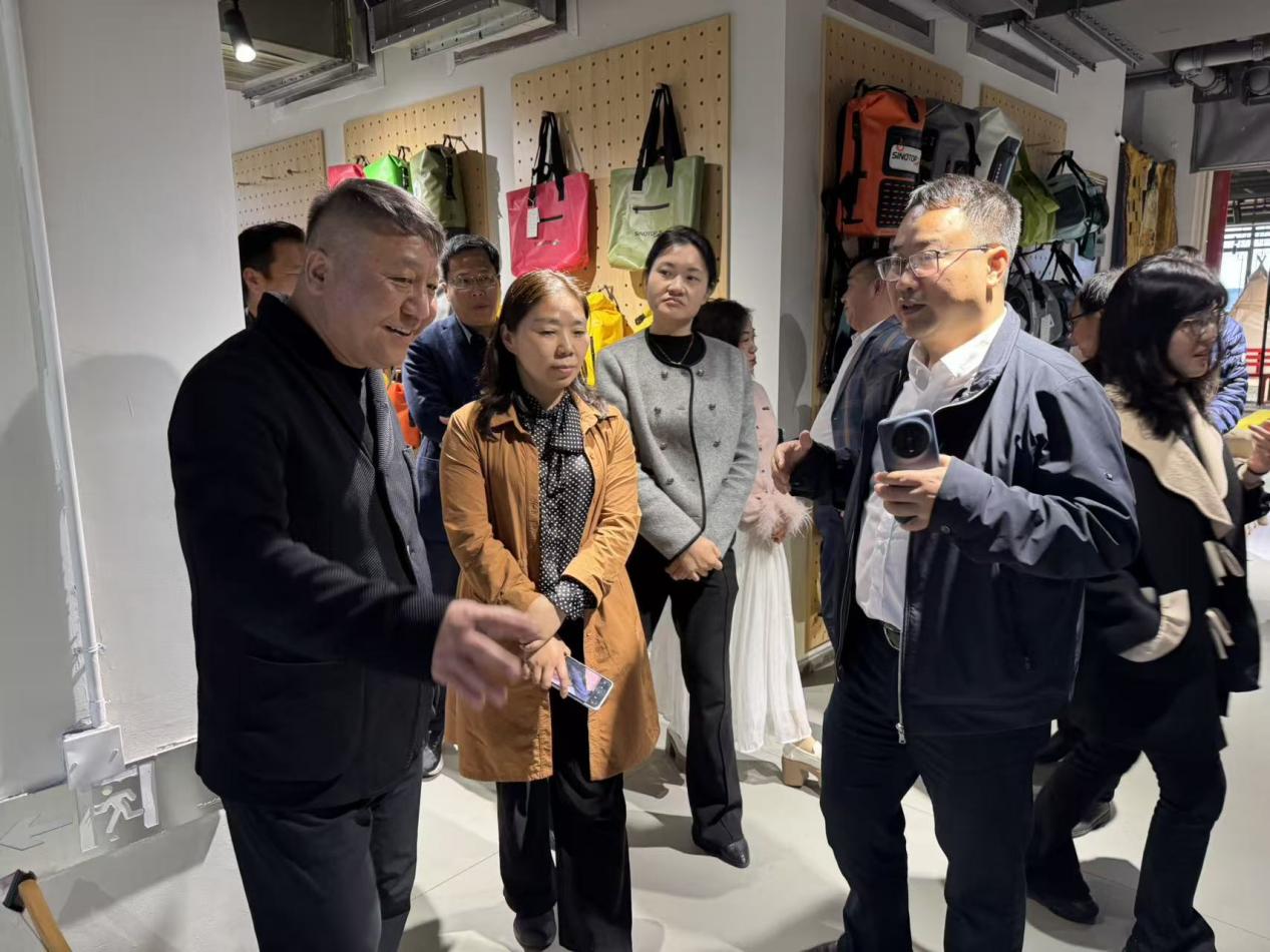 鹰潭市人民政府副市长万玲一行赴露营之家全球供应链贸易中心考察调研(图4)