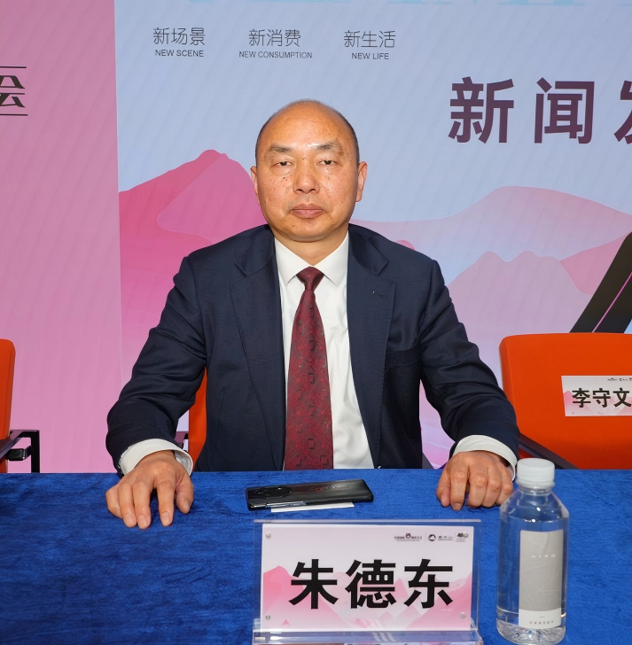 北京建工五建集团董事长朱德东2026中国（金华山）国际露营大会新闻发布会答记者